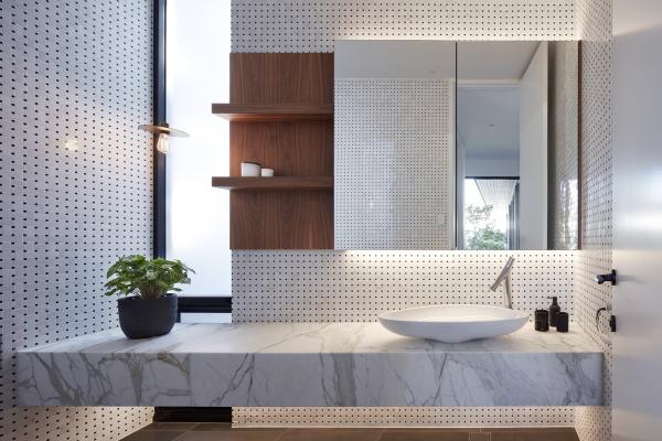 Spiegel-beleuchtung in weiß vergrößert Räume